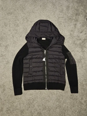Moncler Cardigan  - Svart Moncler Cardigan || Storlek S 