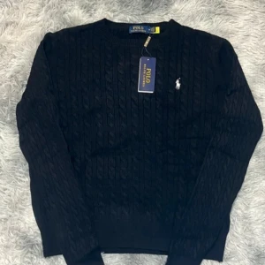 Ralph Lauren Stickad Tröja - Nästan oanvänd Ralph Lauren Sweater i marinblå, endast testad men returrätten har gått ut tyvärr. Skriv vid funderingar eller om du vill ha fler bilder🤩