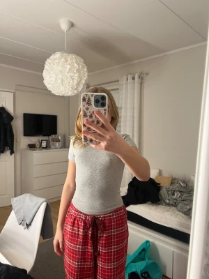 T-shirt  -  En kroppad t-shirt, mjuk och elastisk 