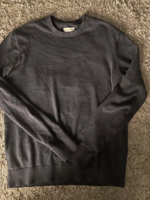 Mörkblå stickad tröja från These glory days - Skön mörkblå stickad tröja från volt/these glory days, skönt material som håller dig varm speciellt nu under vinter/höst. Ny pris ligger på ca 699 mitt pris 349, stort sett nytt skick, inga tecken på andvänding, hör av er om ni har funderingar✌🏼