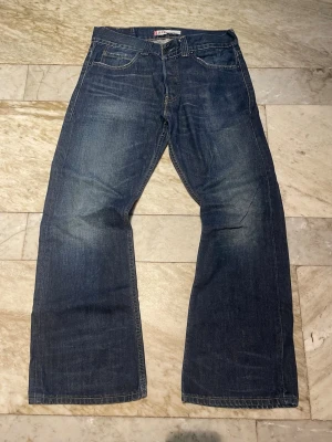 Levis 512 bootcut  - Sköna Levis 512 bootcut i st 34/30! Sjukt populära och snygga jeans! Hör av dig vid ytterligare frågor! Mvh Henry