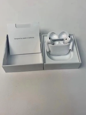 AirPods 4 with Active Noise Cancellation - Snygga och moderna Apple AirPods 4 med aktiv brusreducering. Levereras i originalförpackning med laddningsetui. Kompatibla med USB-C, Apple Watch och Qi-laddare. Produkten ser ut att vara i nyskick utan synligt slitage.
