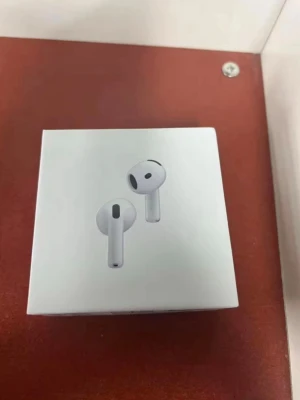 Apple AirPods 4  - Nya Apple AirPods 4 med aktiv brusreducering, trådlöst laddningsetui och USB-C-kompatibilitet. Komplett i originalförpackning, ser oanvända ut och levereras med all dokumentation. Perfekt för dig som vill ha senaste generationens trådlösa hörlurar från Apple.