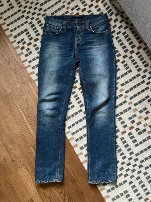 Nudie Jeans - Nudie jeans I modellen grim Tim med snygg fade! —— Storlek W30/L32 ish då de orginalt är L 34 uppsydda till rund L 32