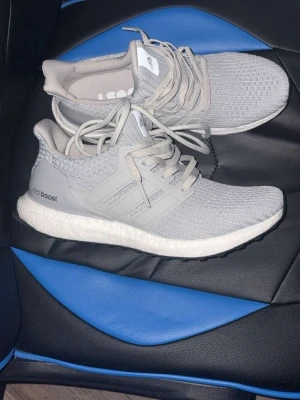 Adidas ultra boost 4.0 - Oanvända adidas ultra boost 4.0. Jätte sköna vardags skor. storlek 41 /13. Aldrig använda. Hör av er vid allmäna funderingar eller vid pris.
