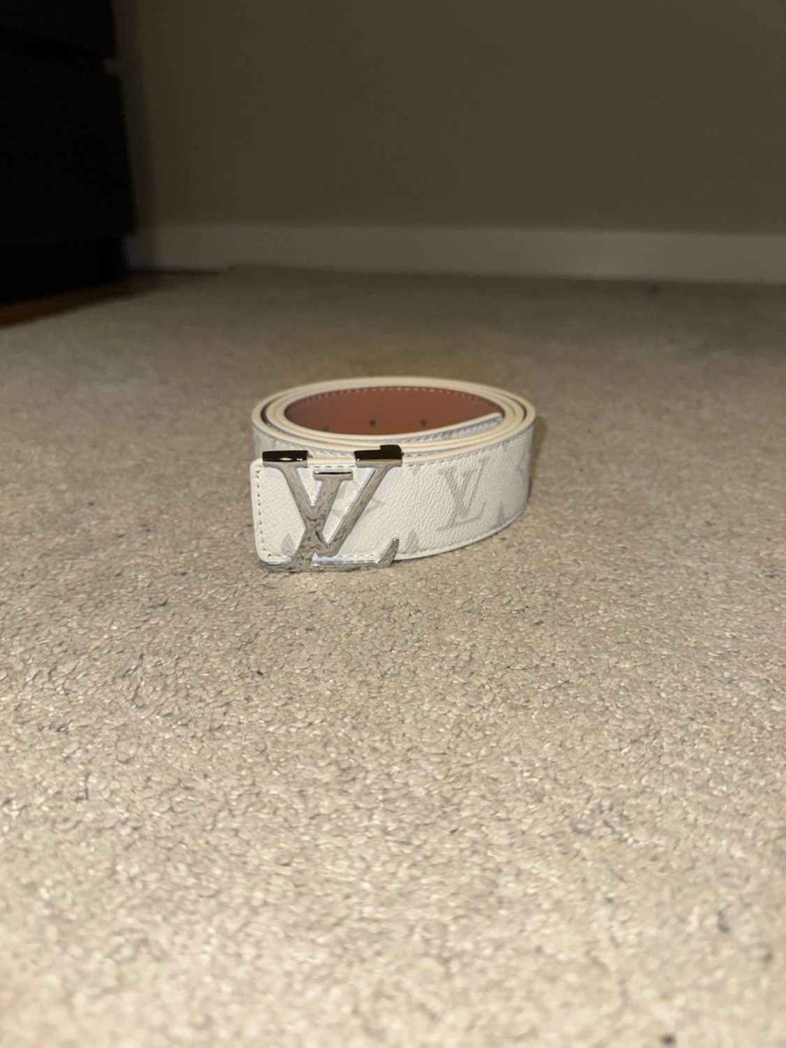 Vitt bälte med monogrammönster & silver spänne