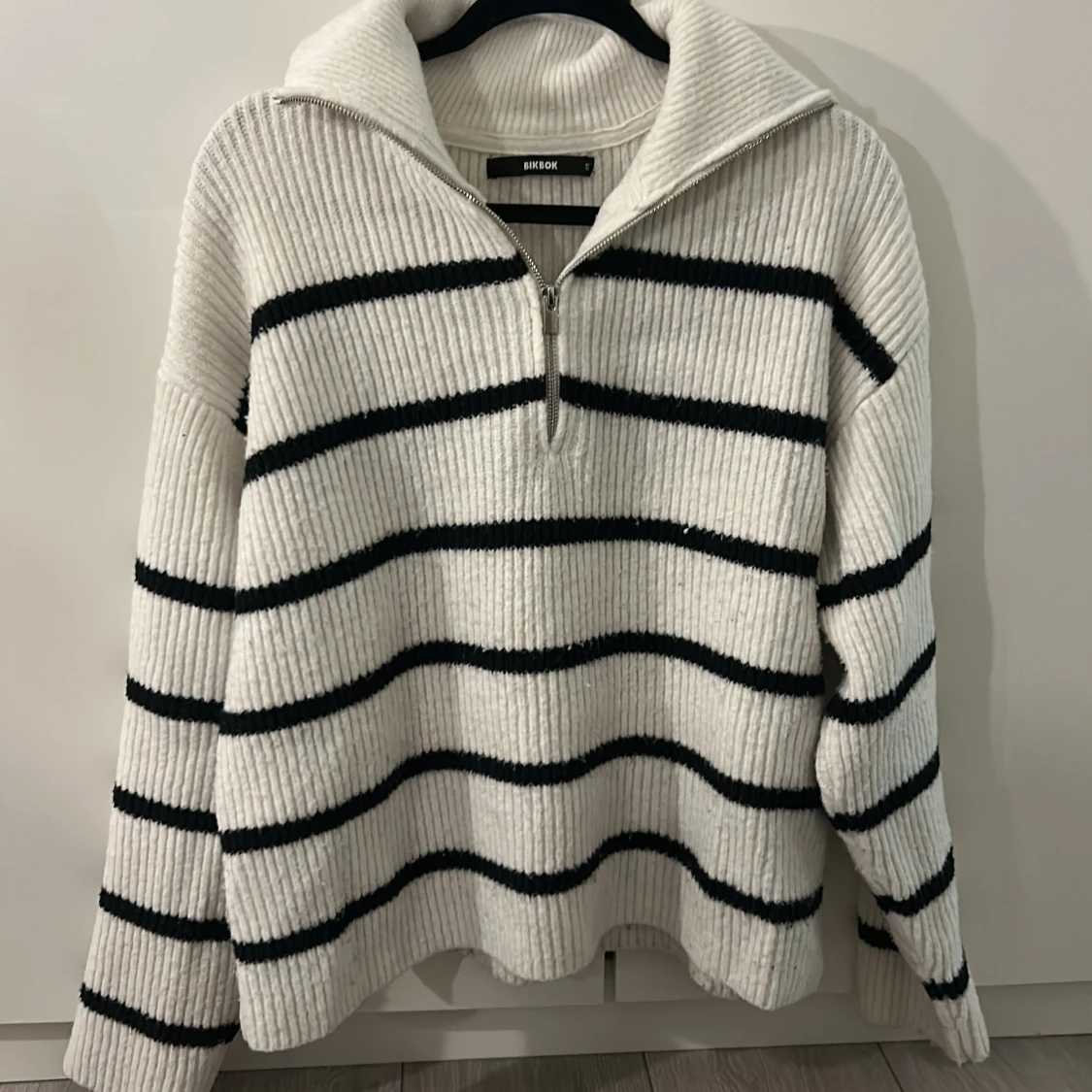 Vit och svart randig stickad tröja Bikbok