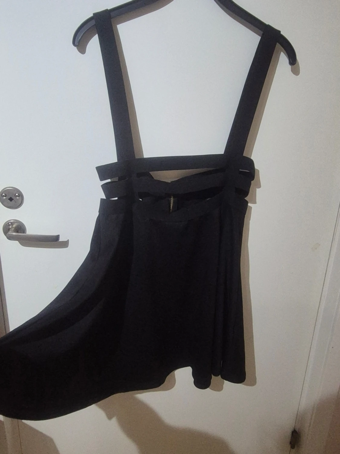 Svart kjol med hängslen och dragkedja - 4