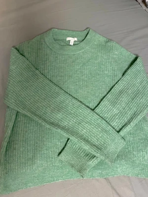 Grön stickad tröja  - Grön stickad tröja, knappt använd, jätte skön och sticks inte❤️