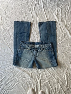 Lågmidjade vintage jeans - Bra skick! Mått: midjemått rakt över 42 grenhöjd 19,5 innerbenslängd 74cm❤️ jag är180