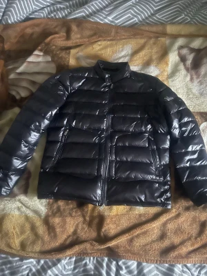 Svart pufferjacka från Moncler - Moncler acuros short down jacket  Og pris: 6000  Säljer för: 3000  Köpt av reseller  *Kvitto tillkommer ej*  Kan mötas upp i Skåne annars får köpare stå för frakten 