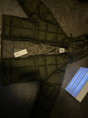 Mörkgrön pufferjacka från C.P. Company - Säljer en helt ny mörkgrön pufferjacka från C.P. Company(inte dd shell). Besvarar gärna ytttligare frågor, först till kvarn!                                                              