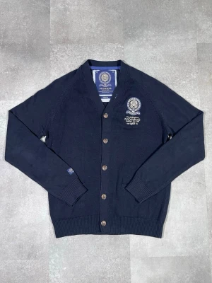 Vintage morris cardigan  - Säljer en vintage Morris cardigan i snygg mörkblå/navy färg. 🧵 Märke: Morris 👕 Storlek: M 🎨 Färg: Mörkblå / navy 📌 Design: Klassisk stickad cardigan 📍 Skick: Mycket bra, se bilder!  Beskrivning: • Tidlös vintage-design från Morris • Bekväm och varm – perfekt för höst och vinter • Klassisk cardigan-modell med bra passform • Inga fläckar, noppor eller skador (kontrollera bilder) • Lätt att matcha med jeans, chinos eller över skjorta  Har du några frågor kan du alltid höra av dig!