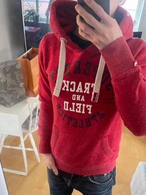 Vintage 2000s Superdry Hoodie JPN - Säljer nu denna sjukt snygga och sällsynta vintage SuperDry hoodie🤩 Passar perfekt nu till vintern då den både är varm och passar bra till det allra mesta🙌 Säljs ej längre i butik och är därav sällsynt och eftertraktad 🤝 Storlek M. Skriv vid funderingar 📲😊