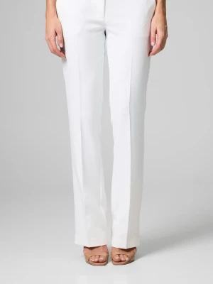 Vita kostymbyxor från Bikbok  - Snygga vita kostymbyxor med rak och klassisk siluett. Original pris 499kr. Har används endast en gång 