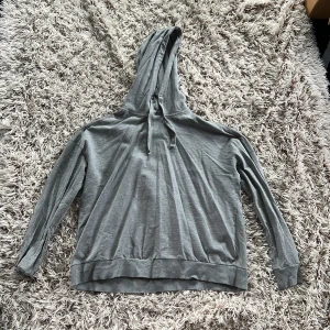 Grå huvtröja från NEU, strl M - Säljer en enkel grå hoodie från NEU i storlek M.  Tröjan har huva med snörning och är tillverkad av mjuk bomull och viskos.  Perfekt för chill dagar och har en klassisk loose passform. Snygg att matcha med jeans eller joggers.