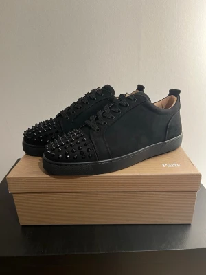 Loubs - Svarta Christian louboutins med spikar. Storlek 44. Är i superbra skick. Jag har kvitto. Kom med prisförslag. Kan gå ner i pris vid snabb affär!