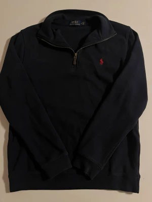 Ralph Lauren mörkblå zip tröja  - Ralph lauren mörkblå zip tröja i helt perfekt skick som ny. passar storlek S pris 558 kr kolla gärna mina andra annonser för mer och rabatt 😃