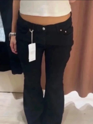 Svarta flare jeans Only - Jeans från Only jag är storlek S och dom här är storlek 29/30 passar mig perfekt!!!! 