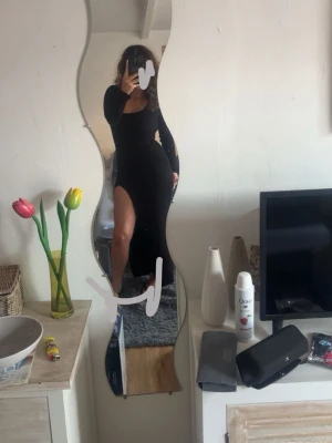 Svart klänning - Sitter  bra, passar alla former, den är stretchig även fast den ser mindre ut. Har en öppen bak. Storlek small