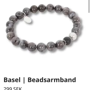 By Billgren pärlarmband med jaspis - Snyggt beadsarmband från Basel med pärlor av jaspis i grått, svart och vitt. Armbandet har en rund form och en liten metallbricka med logga. Perfekt för dig som gillar stilrena accessoarer med naturliga stenar. Orginalpris 299kr
