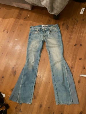 Lågmidjade bootcut jeans - Säljer dessa lågmidjade jeans från abercombie & fitch i w26. De är omsydda till bootcut men annars i bra skick. Innerbenslängd 77 cm. Kontakta mig gärna privat vid frågor eller liknande 💗💗