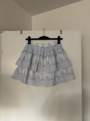 Kjol  - Storlek L. Aldrig använd. 