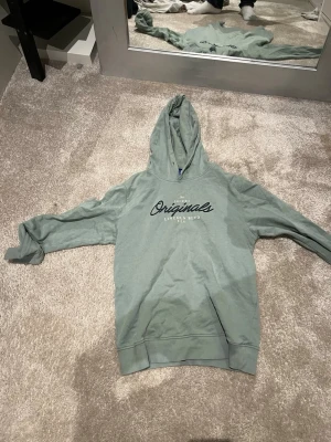 Grön hoodie  - Säljer denna svin snygga gröna hoodie för endast 299, köpt för 899. Perfekt valt för en snygg chill outfit. 