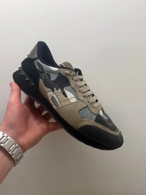 Valentino Rockrunners - Säljer mina Valentino Rockrunners för ett sjuktbra pris. Skorna är lite slitna men ändå i bra skick. Storleken är 43 men passar ändå mig som har 44. Tyvär ingen box eller dustbeg men självklart äkta, har själv ledigt checkat skorna och allt stämmer. Kan självklart förhandla om priset. Om du har nån fundering är det bara att höra av dig😊