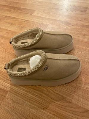 UGG w tazz storlek 41 - Ugg platform. Storlek 41 ej använda, endast testade 