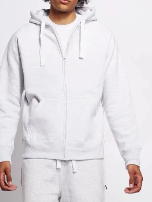 Grå Russemerch hoodie  - En helt ny grå hoodie från Russemerch. Köptes i fel storlek och går ej att returneras så jag säljer den här. Den är inte ett dugg använd och riktigt snygg. Gjord för både tjej och kille. Passar dej som är 150-165 lång