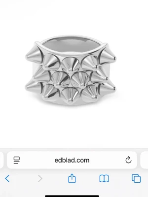 Silver ring från Edblad - Ring från Edblad i storlek 16.80 super fin ring. Säljer för jag blivit guldtjej. Pris kan diskuteras 