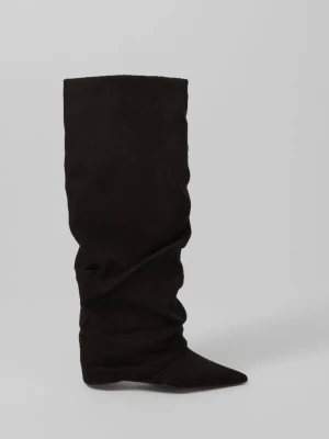 Svarta stövlar från Nelly - Svarta stövlar från Nelly som aldrig har används💕De är i storlek 40 men jag har vanligtvis 39 och de passade jätte bra. Säljer då kag inte kommer använda dem🩷Pris går att diskutera.