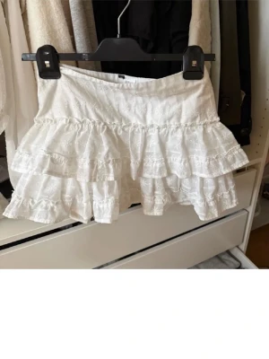 Volangkjol - Volangkjol från hm i storlek 32