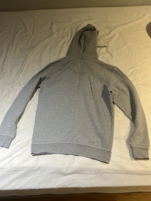 Grå Sunday Hoodie. - En grå hoodie, Märket är gjort av Sunday, väldigt varm hoodie gjord för vintern man kan rocka en väst med den så funkar det ändå i det kalla vädret. 