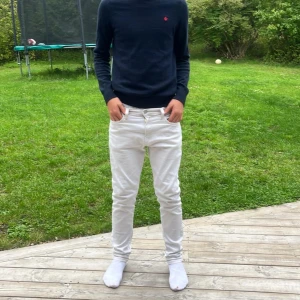 Mörkblå merinoullströja från Morris - Snygg mörkblå tröja från Morris i 100% merinoull. Klassisk modell med rund hals, långa ärmar och en liten röd logga broderad på bröstet. Perfekt för dig som gillar stilrena och bekväma plagg med premiumkänsla. Pris kan diskuteras.