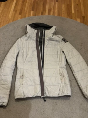 Grå och vit quiltad jacka Parajumper - Säljer en snygg jacka från Parajumpers med två färger – grå på ena sidan och vit på andra. 