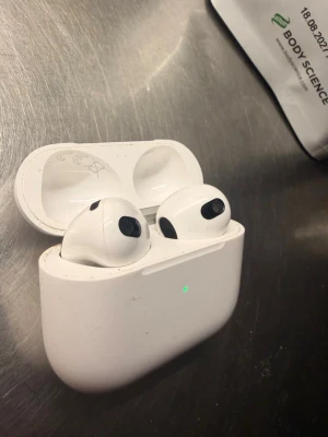 AirPods 4 anc - Säljer ett par Apple AirPods 4 laddningsetui. Hörlurarna är trådlösa och ger hög ljudkvalitet samt smidig anslutning till Apple-enheter.  Brusreducering ingår och har använts en gång då jag har pros ist. Klassas som nyskick