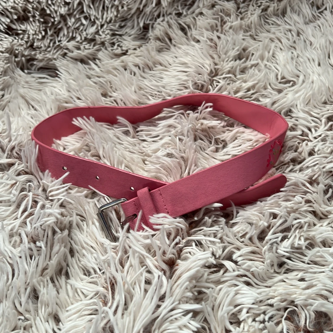 Rosa bälte med broderade blommor - 90