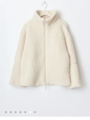 Beige/vit teddyjacka med dragkedja - Mysig beige vit teddyjacka med hög krage och hel dragkedja framtill. Endast använd 2 ggr