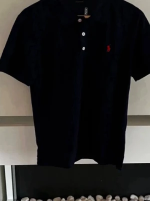 Marinblå Polo Ralph Lauren Piké  - Tjena, säljer denna helt nya, riktigt fina Polo Ralph Lauren piké med storleken S. Skriv gärna vid intresse! 