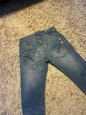 Dondup jeans slim fit herr med  - Dondup jeans i  slim fit. Fet wash med sköna slitningar. Storlek 31 på lappen mer som 30. Mycket bra skick nästan nya. Nypris 3500kr, postas samma dag som köper eller dagen därpå🙌💯