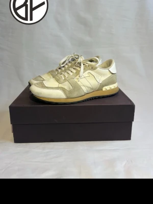 Vita valentino rockrunners  - Valentino rockrunners med box och kort i storlek 43! Riktigt feta till vintern nu! 