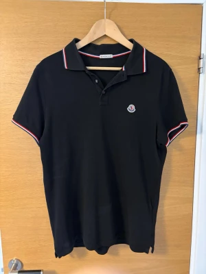 Moncler piké  - Tja, säljer en moncler piké i svart. Storlek S. Mycket sparsamt använd så skick 9/10. Nypris 3600:-.        Hör av dig vid frågor!🔥
