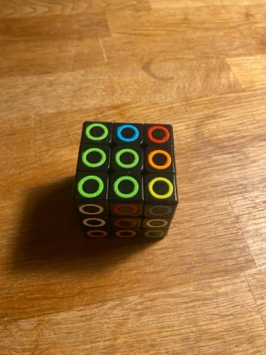 Rubixkub - Detta är en rubexkub och det små kuberna föreställer små cirklar med olika färger. Jag fick den förra året i julklapp men jag har ungefär aldrig använt den.