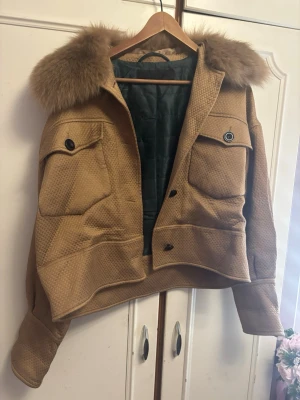 Beige meotine jacka - Beige brun meotine jacka i storlek S/M💕