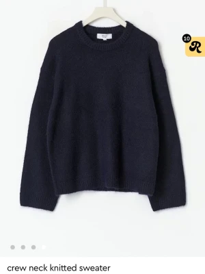 Stickad marinblå tröja  - Säljer en fin stickad tröja från ginatricot!