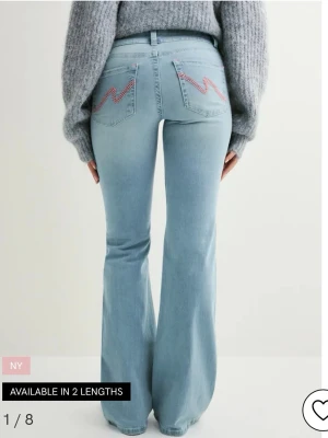 Bootcut ljusblå jeans med broderi - Helt nya snygga ljusblå bootcut jeans med broderade detaljer i rosa på bakfickorna från Nelly. Säljer då det blev fel storlek, aldrig använda och lappen sitter fortfarande på🤍 hör av er om ni vill ha fler bilder🥰 Köpta för 700kr. 