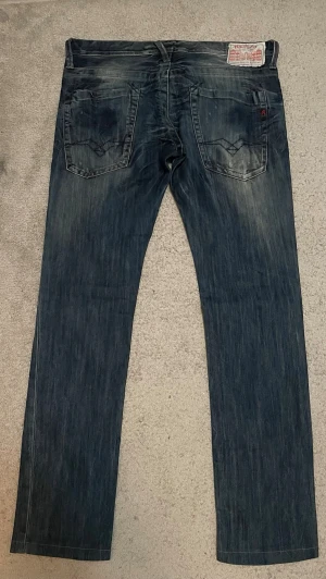 Replay Grover jeans mörkblå Archive  - | Säljer ett par riktigt schyssta Replay Grover jeans! | Med en riktigt snygg tvätt och snygga slitningar! | Jeansen har en klassisk femficks design | Jeansen har raka ben och normal passform |  Perfekt för dig som vill få en mer Archive stil! | Midjan; 42cm | Totallängd; 104 | Fler mått går att lösa! | Köp gärna en budle så blir de billigare! | Vid fler frågor eller intresse tveka inte att höra av dig😃 
