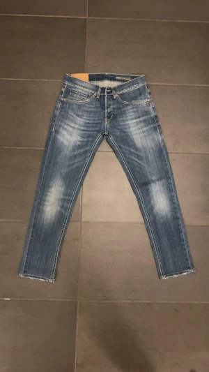 Dondup george jeans - Säljer ett Par Dondup George i  Fint skick Skick: 9,5/10🧮  Inkluderat: inget ingår!♦️  Pris: 999kr ej hugget i sten🎗️  Storlek: W29♣️  Snabbaffär = priset sänks-SERIÖSA BUD🔓